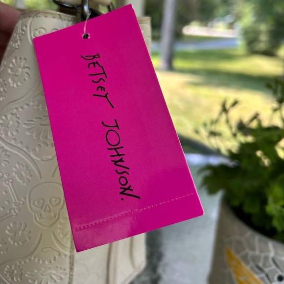 NWT- BETSY JOHNSON Chic Embossed Crossbody Bag in Cream Hearts/skulls❤️ - Picture 5 of 9